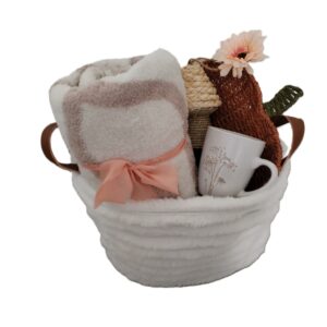 Coș cadou elegant cu accesorii pentru relaxare și decor