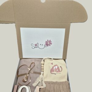 Set Cadou Cozy – Pătură și Rochiță pentru Fetiță